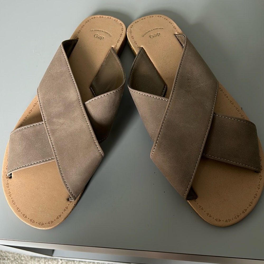 NEW! Never worn tan Gap slip on Sandals